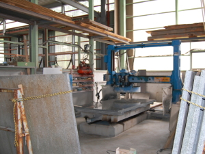 浅倉組の石材加工工場