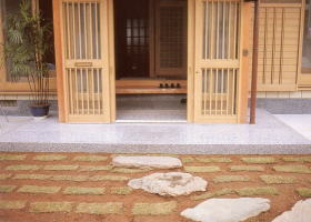玄関に石材を使用しました。リフォームも承ります。
